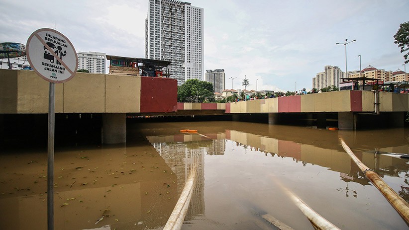 Banjir Underpass Kemayoran Jadi Tontonan Warga - Bagian 2