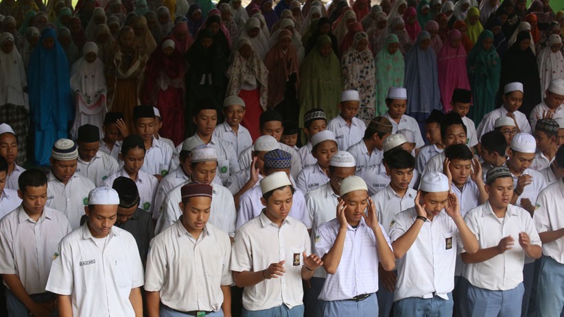 Ratusan Pelajar Surabaya Salat Gaib dan Doa Bersama untuk Gus Sholah - Bagian 1