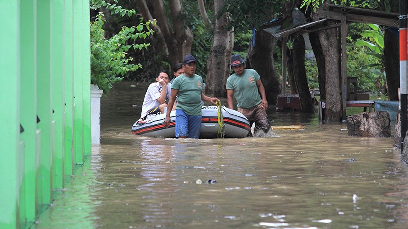 Tanggul Sungai Jebol, Ratusan Rumah di Desa Wanakaya Cirebon Terendam Banjir - Bagian 3