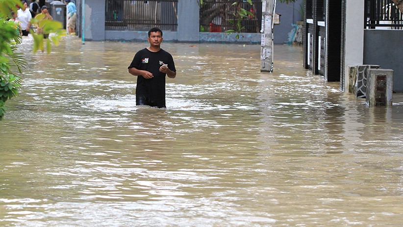 Tanggul Sungai Jebol, Ratusan Rumah di Desa Wanakaya Cirebon Terendam Banjir - Bagian 2