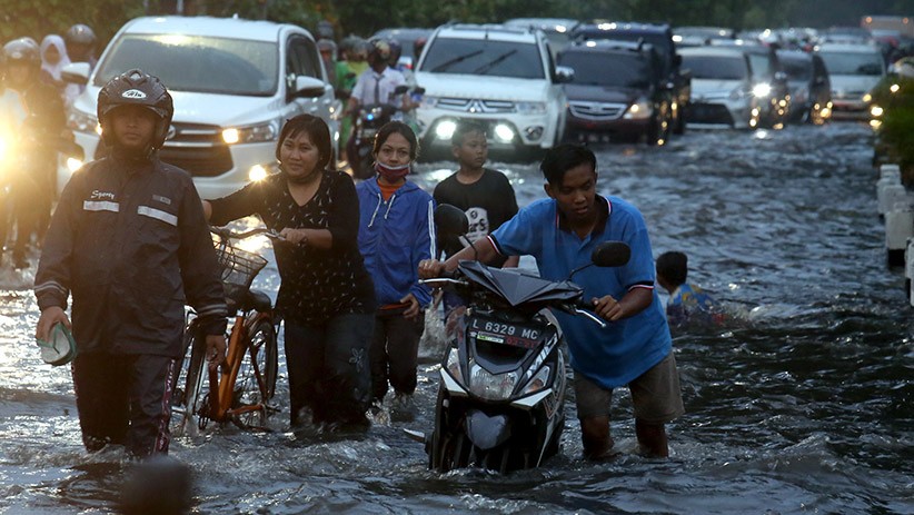 Diguyur Hujan, Jalanan di Surabaya Terendam Banjir - Bagian 3