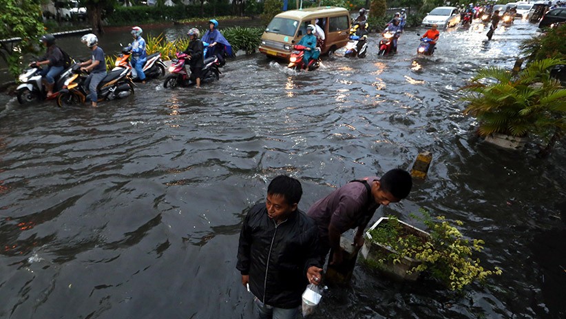 Diguyur Hujan, Jalanan di Surabaya Terendam Banjir - Bagian 4