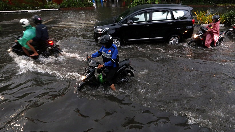Diguyur Hujan, Jalanan di Surabaya Terendam Banjir - Bagian 5