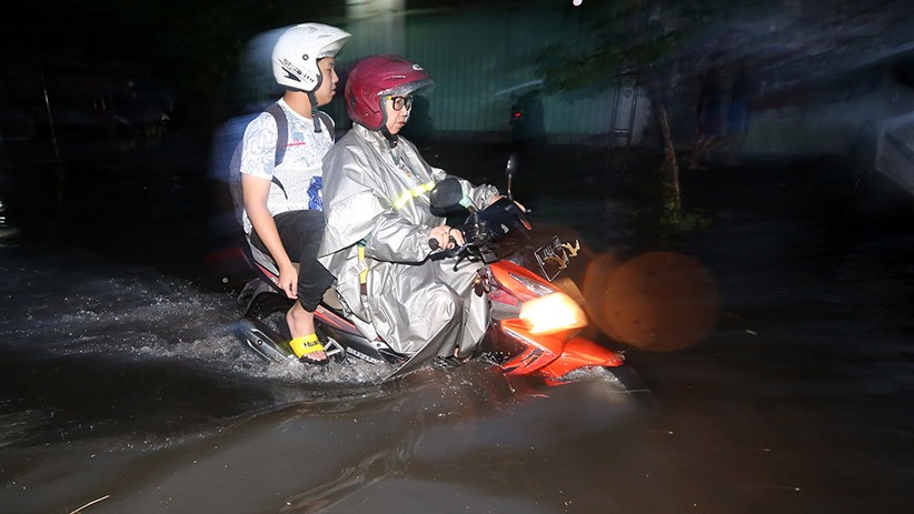 Diguyur Hujan, Jalanan di Surabaya Terendam Banjir - Bagian 2