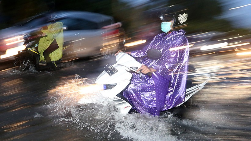 Diguyur Hujan, Jalanan di Surabaya Terendam Banjir - Bagian 1