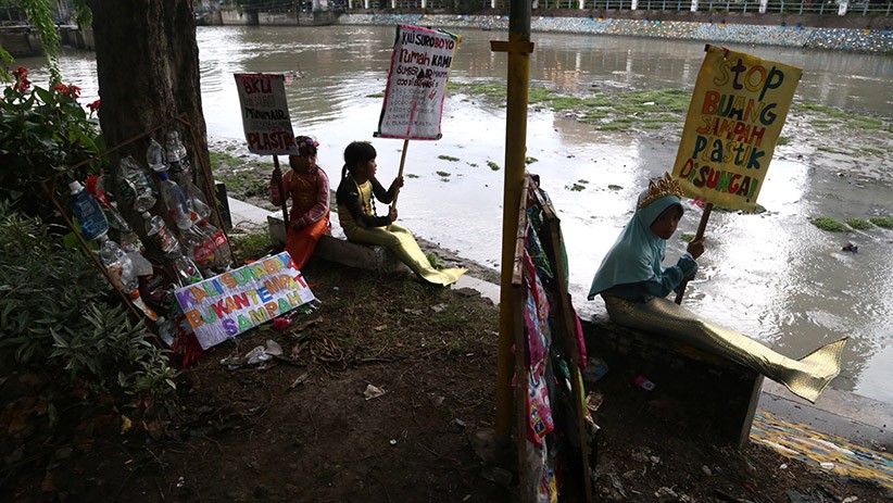 Aksi Tiga Putri Duyung Tolak Sampah Plastik di Sungai Kalimas Surabaya - Bagian 3