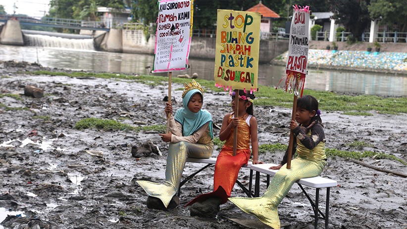 Aksi Tiga Putri Duyung Tolak Sampah Plastik di Sungai Kalimas Surabaya - Bagian 1