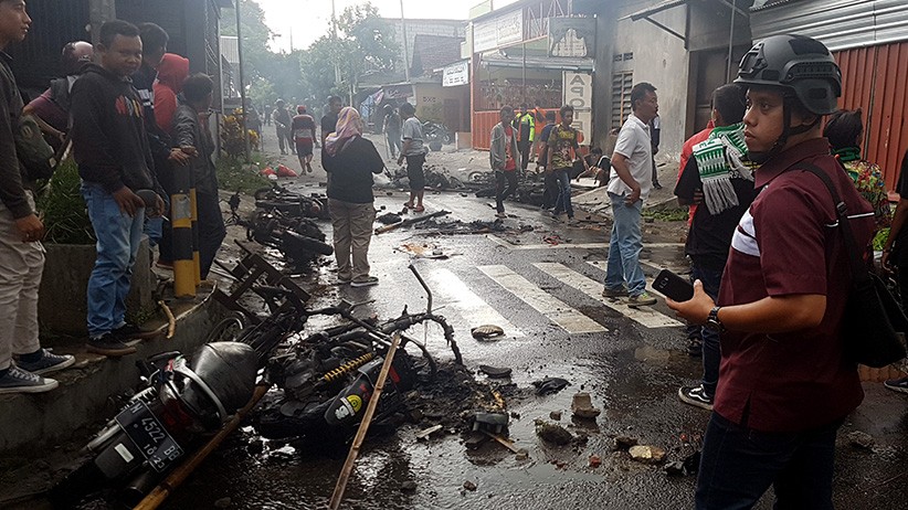 Suporter Persebaya dan Arema Rusuh, Sejumlah Motor Dibakar - Bagian 2