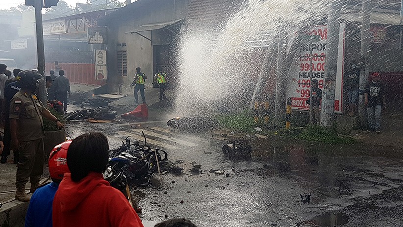 Suporter Persebaya dan Arema Rusuh, Sejumlah Motor Dibakar - Bagian 1