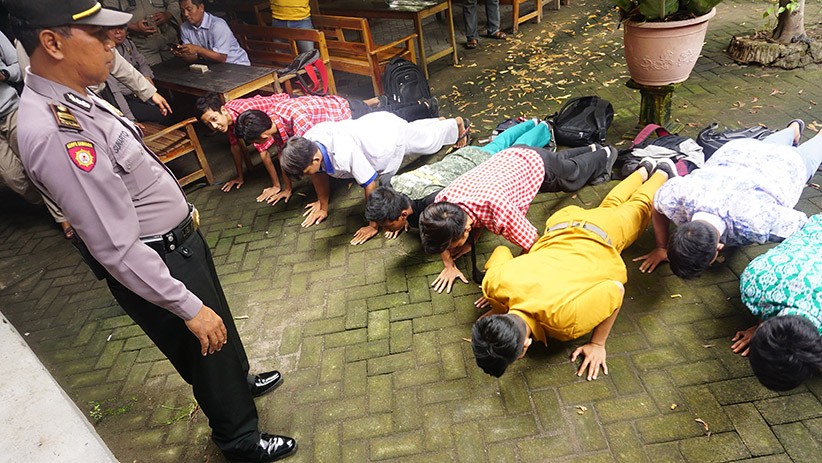 Terjaring Razia saat Bolos Sekolah, Pelajar di Tulungagung Dihukum Push Up - Bagian 1
