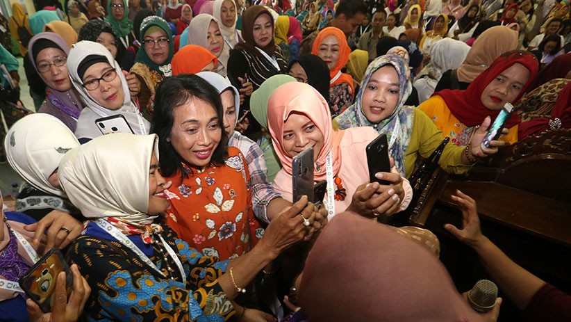 Hadiri Kongres KPI, Menteri PPPA Jadi Rebutan Swafoto - Bagian 1