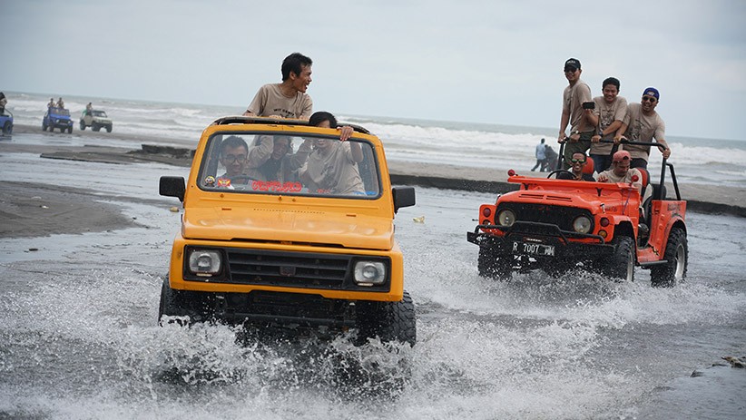 Wisata Jelajah Pantai Parangtritis dengan Mobil Offroad - Bagian 1