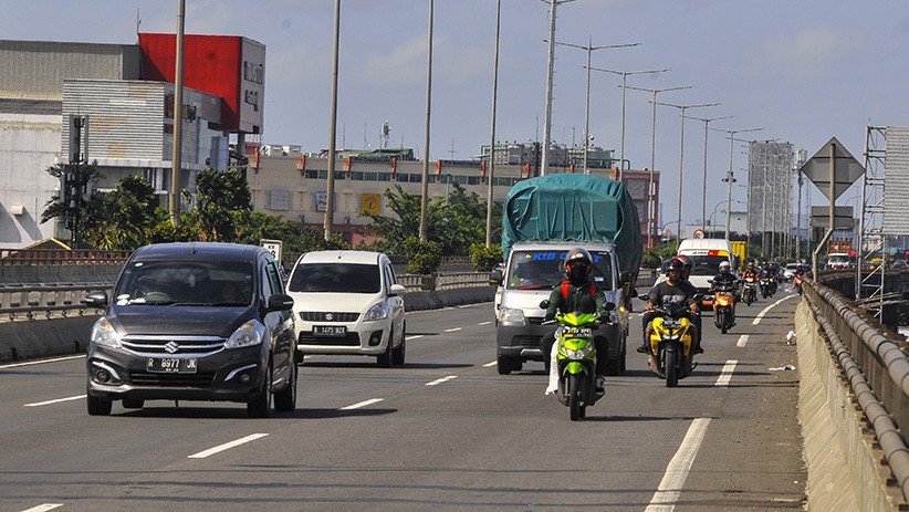 Hindari Banjir di Cempaka Putih, Pengendara Motor Masuk Tol Wiyoto Wiyono - Bagian 1