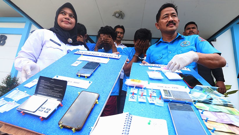 BNN Surabaya Ungkap Peredaran Narkoba Jaringan Lapas, 115 Gram Sabu Disita - Bagian 1