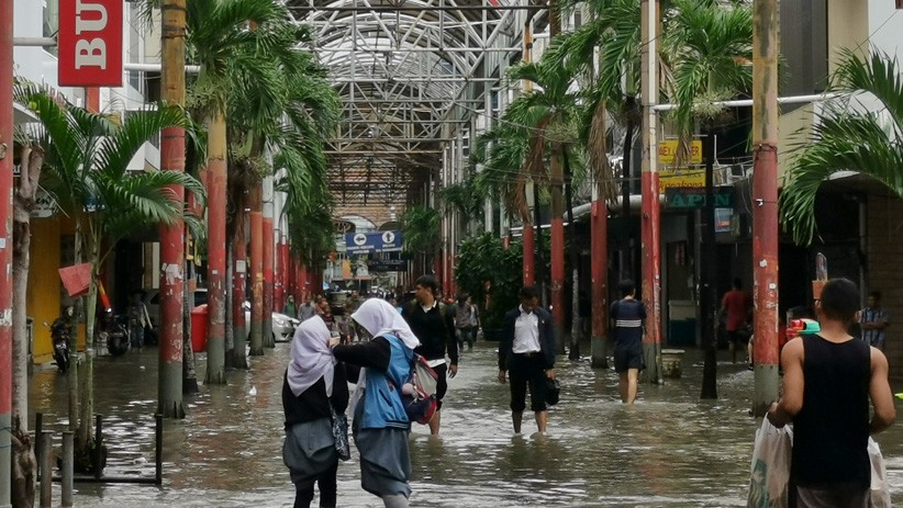 Pertokoan Pasar Baru Terendam Banjir, Aktivitas Ekonomi Lumpuh - Bagian 2