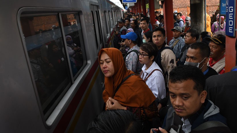 Dampak Banjir, Penumpang KRL Tujuan Jakarta Menumpuk di Stasiun Bojong Gede - Bagian 1