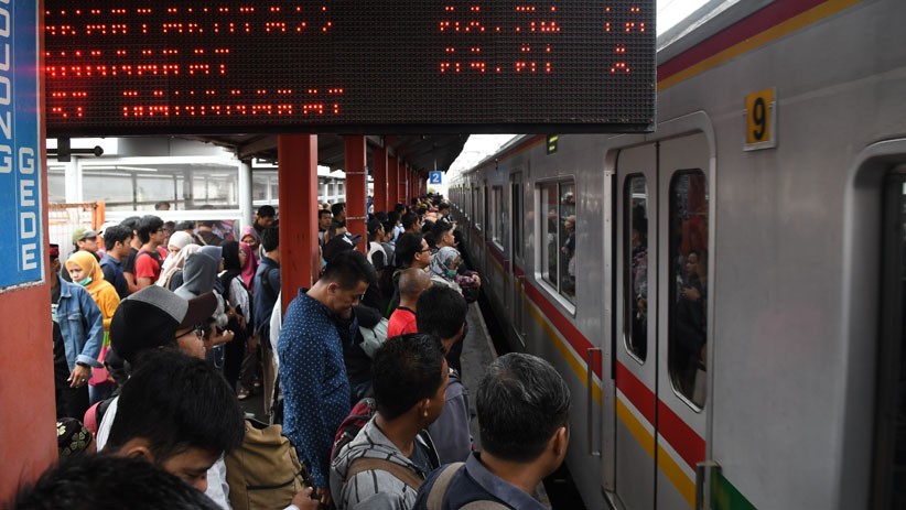 Dampak Banjir, Penumpang KRL Tujuan Jakarta Menumpuk di Stasiun Bojong Gede - Bagian 2