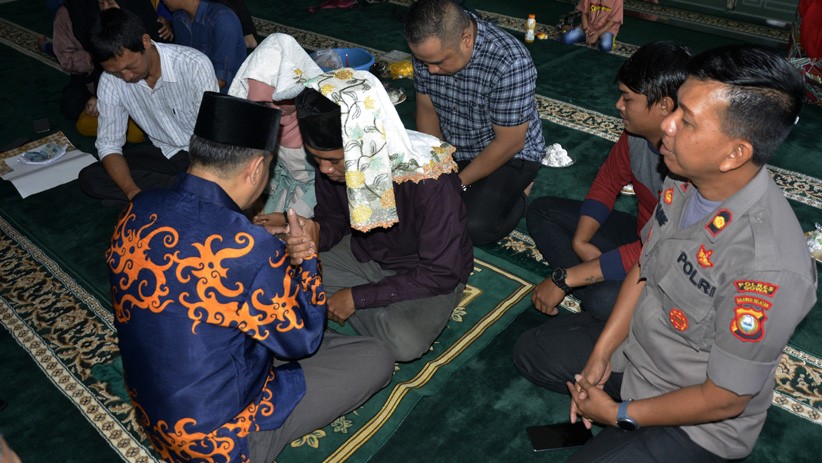 Tahanan Polres Gowa Menikah di Kantor Polisi - Bagian 2