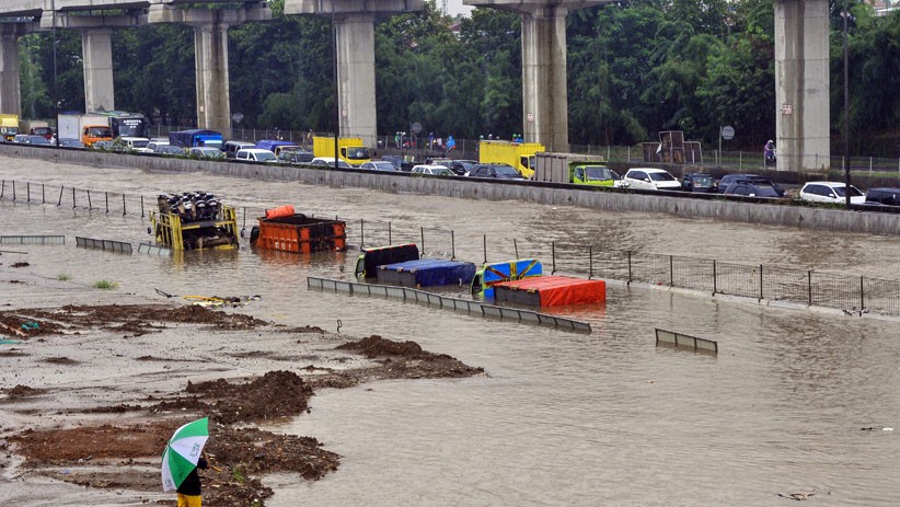 Truk-Truk Terendam Air saat Banjir di Tol Jakarta-Cikampek - Bagian 1