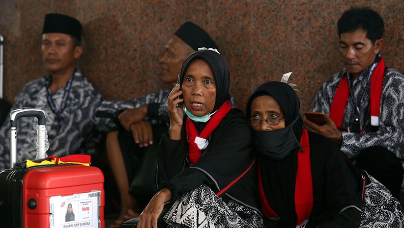 Calon Jemaah Umrah Gagal Berangkat Menumpuk di Bandara Juanda Surabaya - Bagian 1