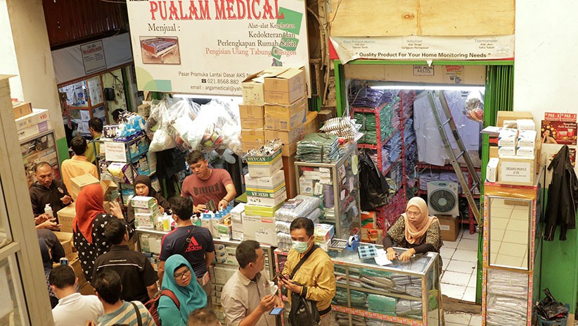 Khawatir Virus Korona Menyebar, Warga Borong Masker di Pasar Jatinegara - Bagian 2