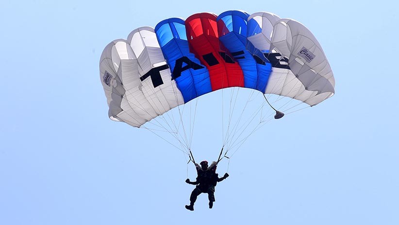 Atraksi Terjun Payung Free Fall Warnai HUT ke-59 Taifib Korps Marinir - Bagian 3
