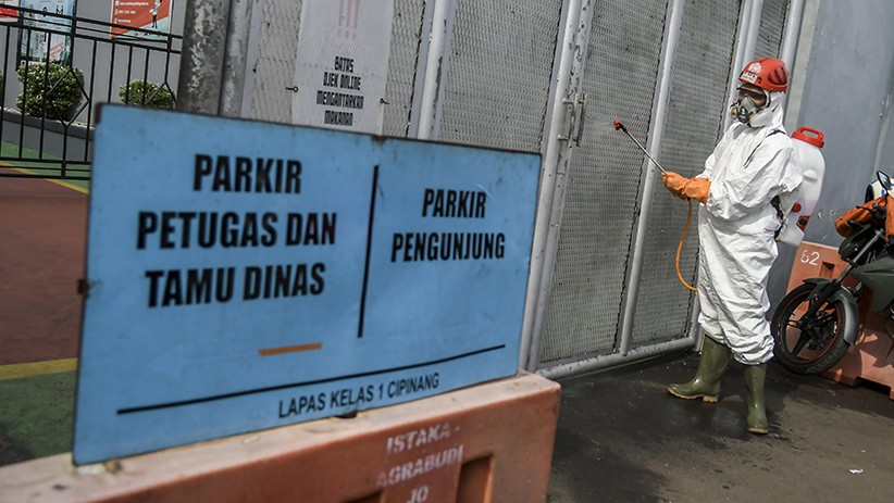 Lapas Cipinang Disemprot Cairan Disinfektan - Bagian 1
