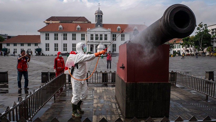 Cegah Virus Korona, Jalanan dan Fasilitas Umum di Jakarta Disemprot Disinfektan - Bagian 6