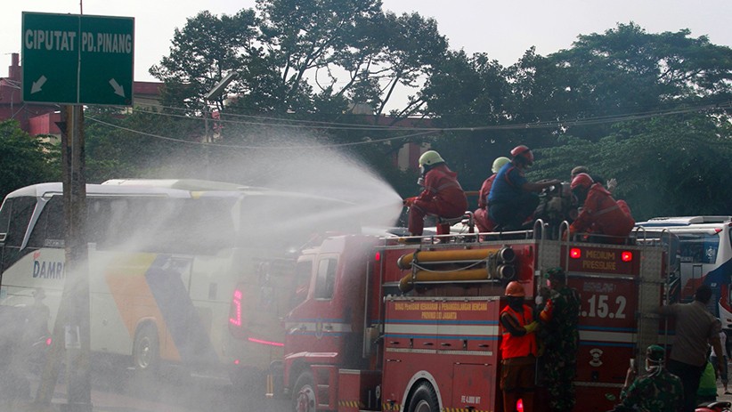 Cegah Virus Korona, Jalanan dan Fasilitas Umum di Jakarta Disemprot Disinfektan - Bagian 4