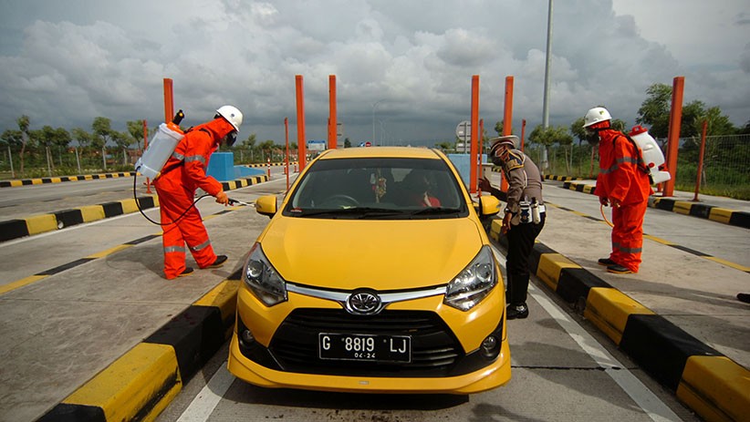 Kendaraan Disemprot Disinfektan saat Keluar Tol Adiwerna Tegal - Bagian 2