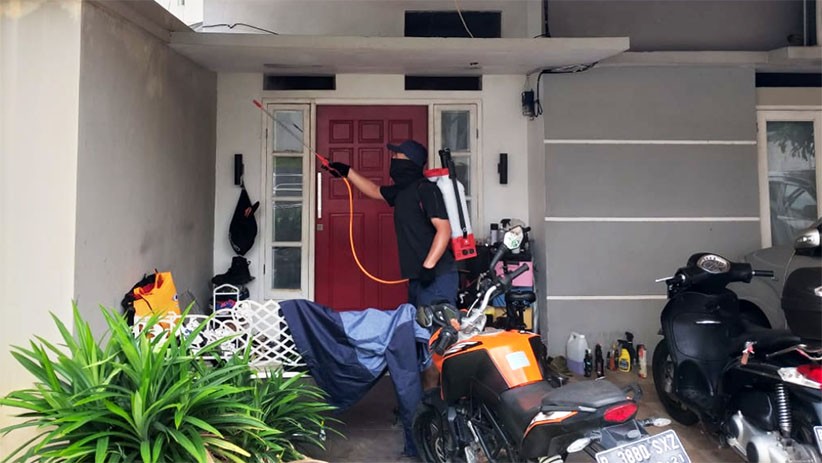 Cegah Penyebaran COVID-19, Permukiman Warga Cinangka Disemprot Cairan Disinfektan - Bagian 1