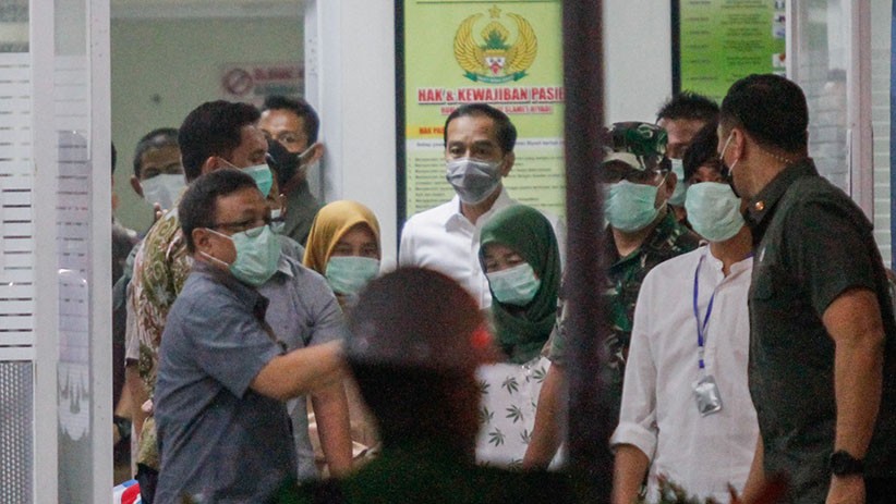 Presiden Jokowi Bawa Jenazah Ibunda ke Rumah Duka - Bagian 1