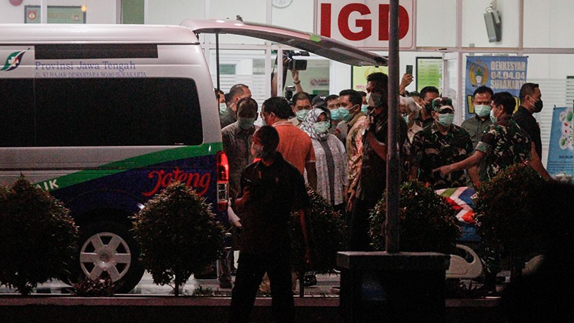 Presiden Jokowi Bawa Jenazah Ibunda ke Rumah Duka - Bagian 2
