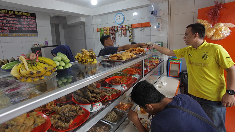 Warteg Ini Beri Makan Gratis bagi Pekerja Harian yang Terdampak COVID-19 - Bagian 3