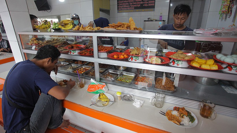 Warteg Ini Beri Makan Gratis bagi Pekerja Harian yang Terdampak COVID-19 - Bagian 1