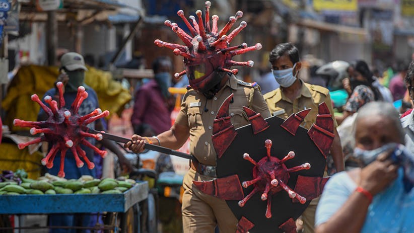 Aksi Polisi India Menyamar Jadi Virus Corona Usir Kerumunan Warga - Bagian 5
