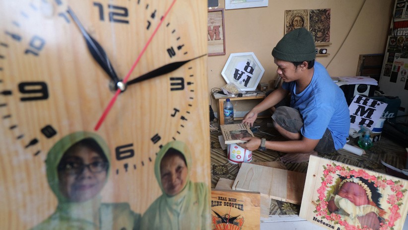 Perajin Ini Ubah Kayu Bekas Jadi Jam Dinding, Dijual Online hingga Rp175.000 - Bagian 1