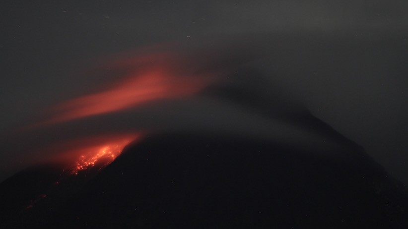 Penampakan Gunung Merapi Keluarkan Lava Pijar - Bagian 2