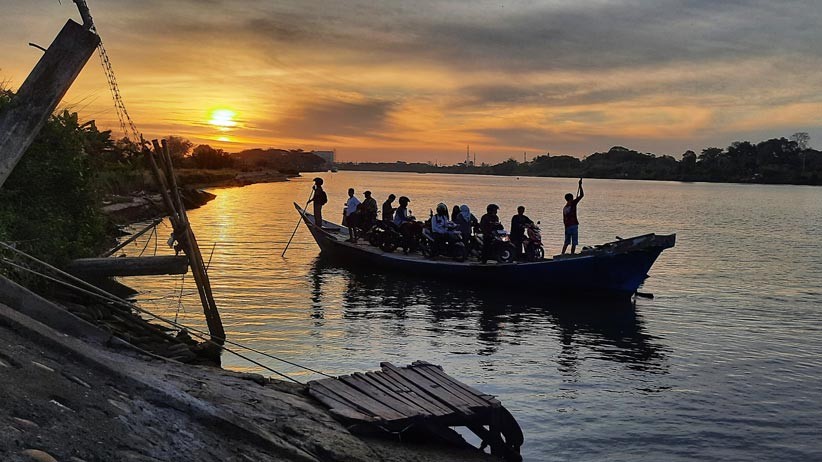 Menghemat Waktu Tempuh, Perahu Penyeberangan di Sungai Jeneberang Tetap Jadi Pilihan - Bagian 1