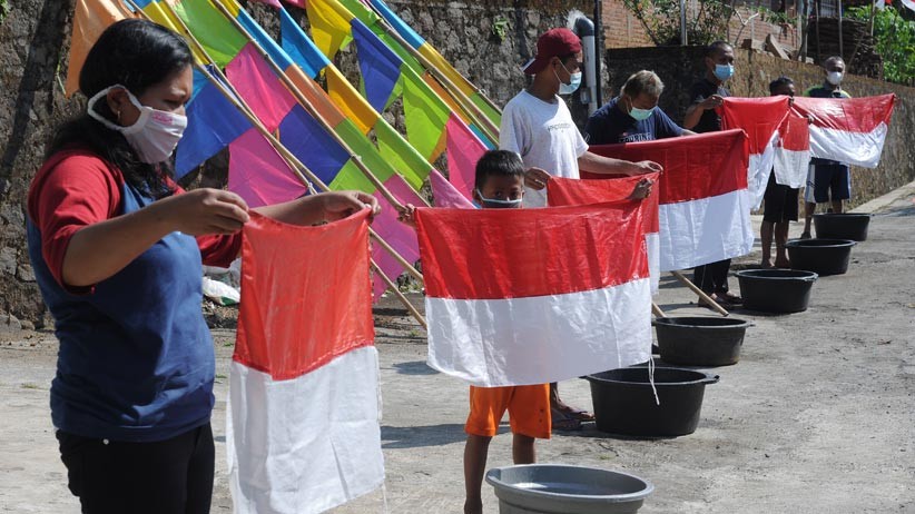 Sambut HUT Ke-76 RI, Warga Ampel Boyolali Mencuci Bendera Merah Putih Bersama-sama - Bagian 1