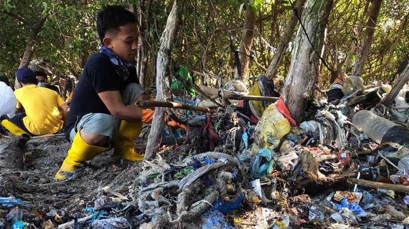 Relawan Sungai Nusantara Bebaskan Mangrove dari Sampah Plastik - Bagian 2