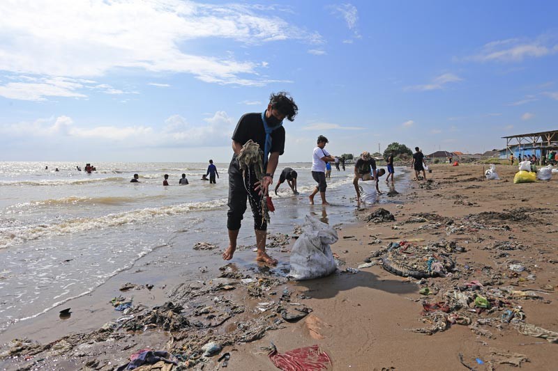 Peringati World Cleanup Day 2021, Warga Indramayu Bersihkan Sampah di Pantai Dadap - Bagian 1