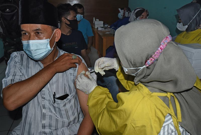 Ratusan Santri dan Pengurus Masjid Ikuti Vaksinasi COVID-19 di Serang - Bagian 1