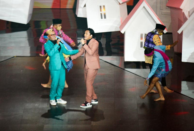Potret Kolaborasi Sule dan Rizky Febian di Konser Amazing 19 GTV - Bagian 2